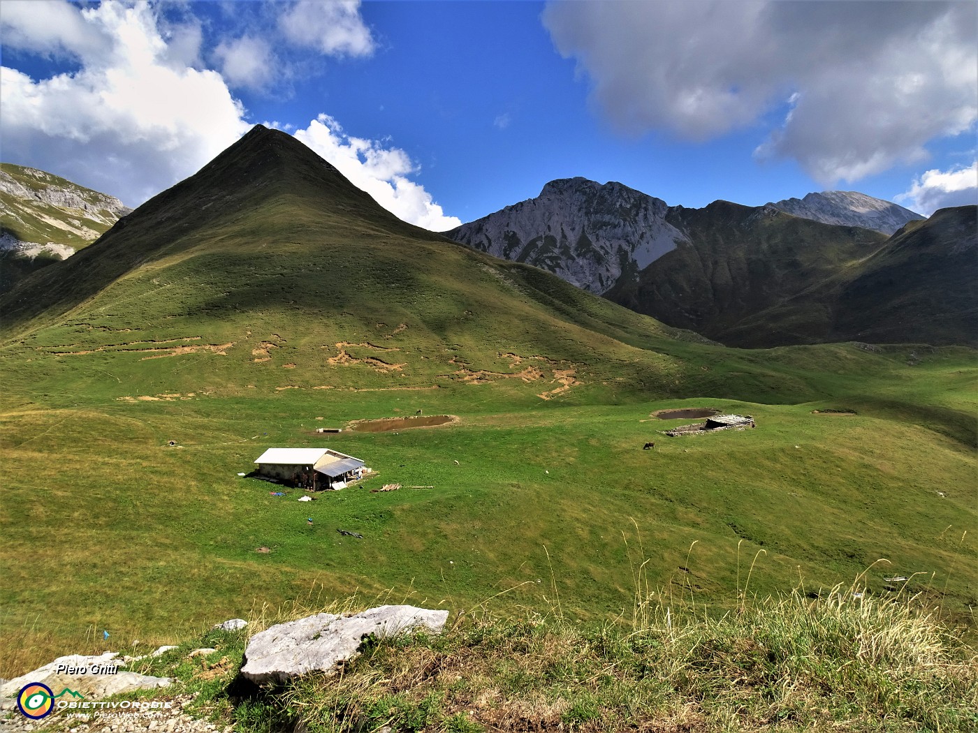 31Pianoro pascolivo di  Baita Camplano (1840 m) con l'erboso  Zucco degli Agnelli (2057 m) .JPG